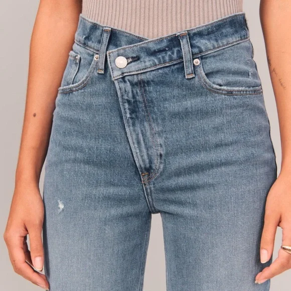 Abercrombie & Fitch The 90’s Straight Ultra High Rise Asymmetrical Jeans - Picture 4 of 11
